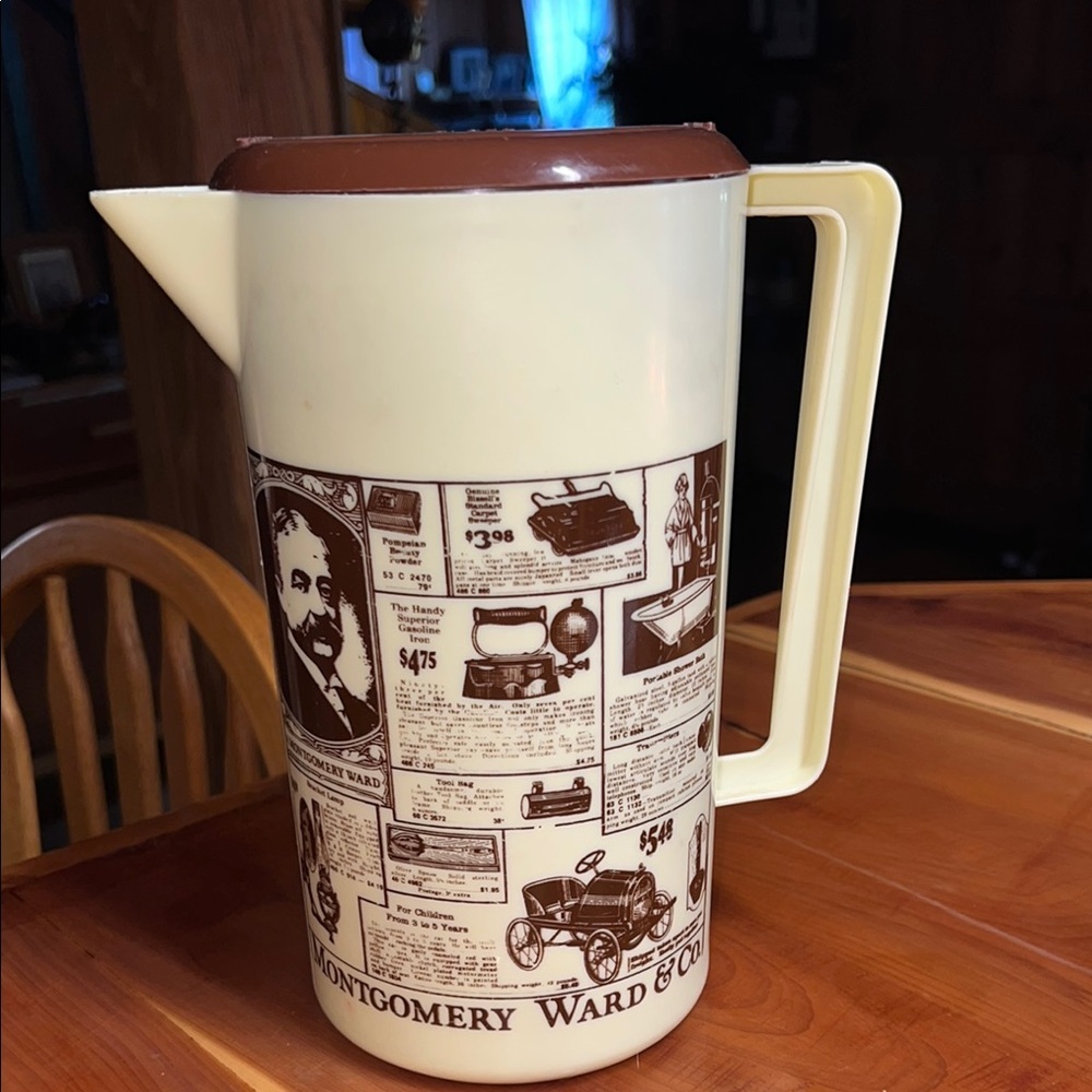 Montgomery Ward & Co-2Quart Catalog Print Pitcher w/Lid-Vintage-1970’s-Tan/Brown